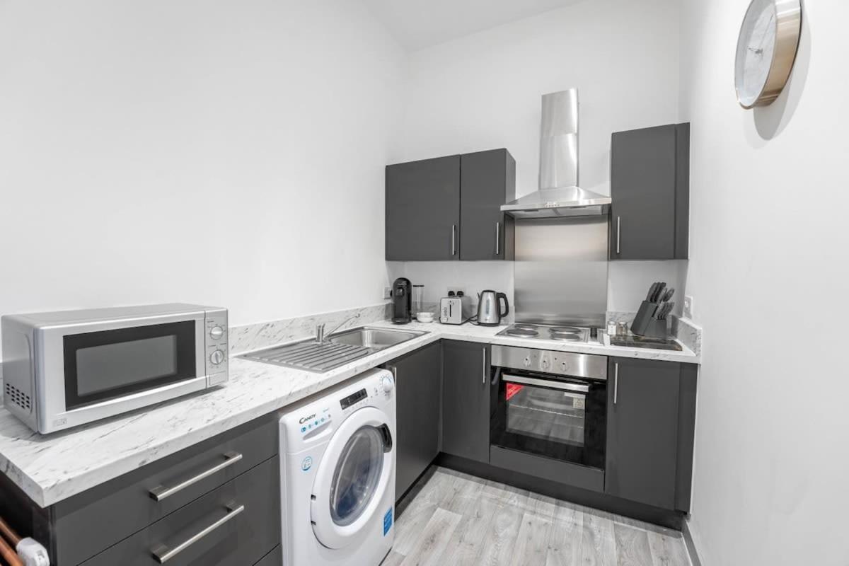 Modern 1 Bedroom Apartment In Dudley Брирли Хилл Экстерьер фото